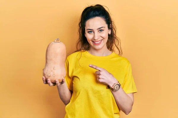 Jovem Hispânica Segurando Saudável Abóbora Fresca Sorrindo Feliz Apontando Com — Fotografia de Stock