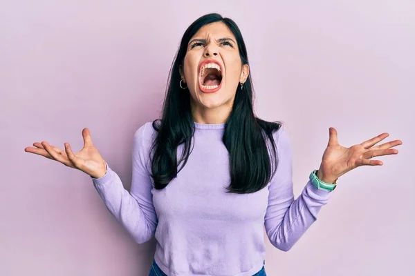 Mujer Hispana Joven Vestida Con Ropa Casual Loca Loca Gritando —  Fotos de Stock