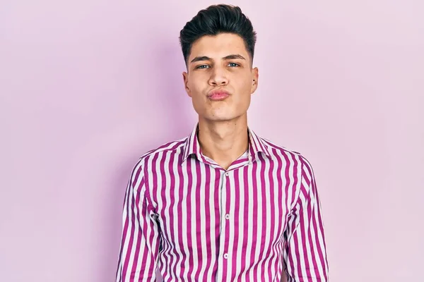 Joven Hombre Hispano Vistiendo Ropa Casual Mirando Cámara Soplando Beso — Foto de Stock