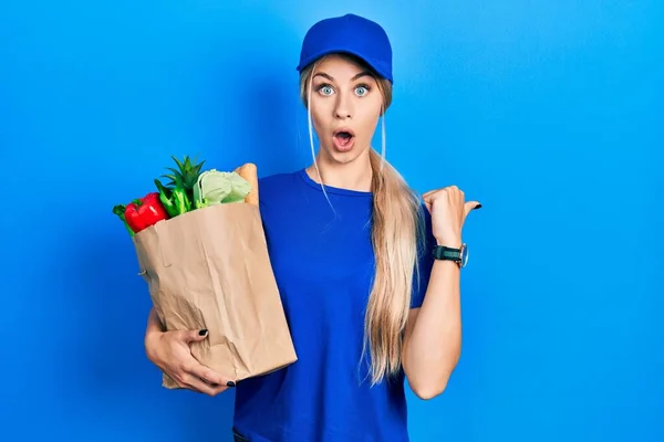 Ung Kaukasisk Kvinna Bär Kurir Uniform Med Livsmedel Från Snabbköpet — Stockfoto