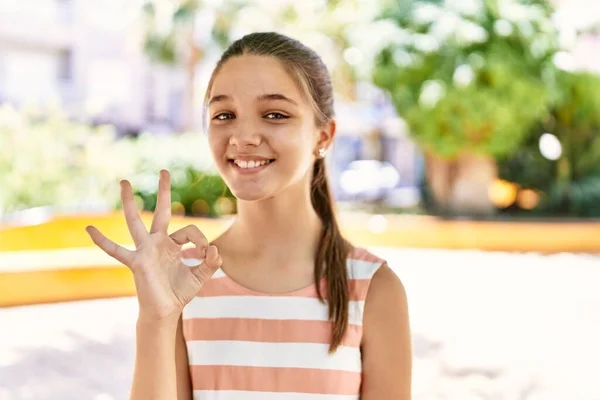 Молода Дівчина Підліток Відкритому Повітрі Сонячний День Робить Знак Пальцями — стокове фото