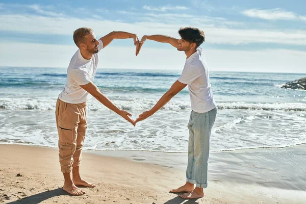Молода Гей Пара Посміхається Щасливий Робить Серцевий Символ Руками Пляжі — стокове фото