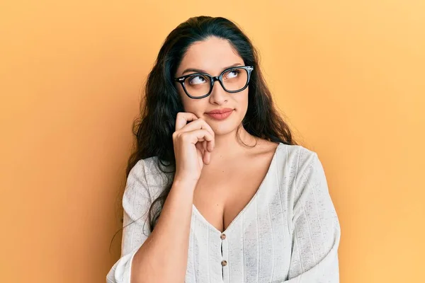 Hermosa Mujer Oriente Medio Con Ropa Casual Gafas Pensando Concentrado —  Fotos de Stock