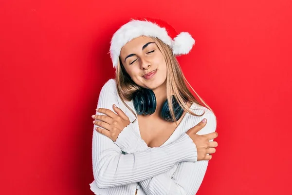 Mulher Hispânica Bonita Usando Chapéu Natal Fones Ouvido Abraçando Feliz — Fotografia de Stock