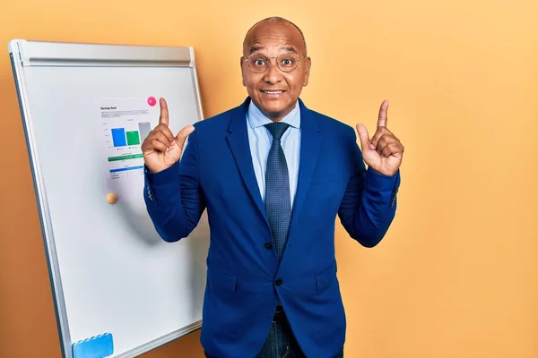 Hombre Latino Mediana Edad Vistiendo Ropa Negocios Presentación Del Gráfico — Foto de Stock