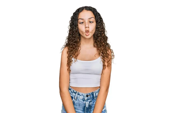 Menina Hispânica Adolescente Vestindo Roupas Casuais Fazendo Cara Peixe Com — Fotografia de Stock