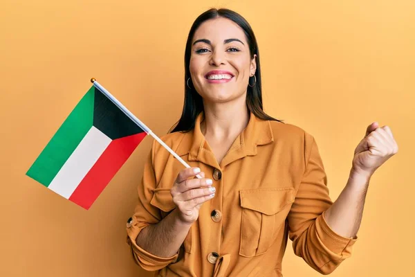 Jovem Morena Segurando Bandeira Kuwait Gritando Orgulhoso Celebrando Vitória Sucesso — Fotografia de Stock