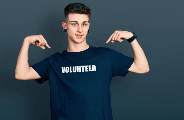 Jonge Blanke Jongen Met Oren Verwijding Dragen Vrijwilliger Shirt Ziet — Stockfoto
