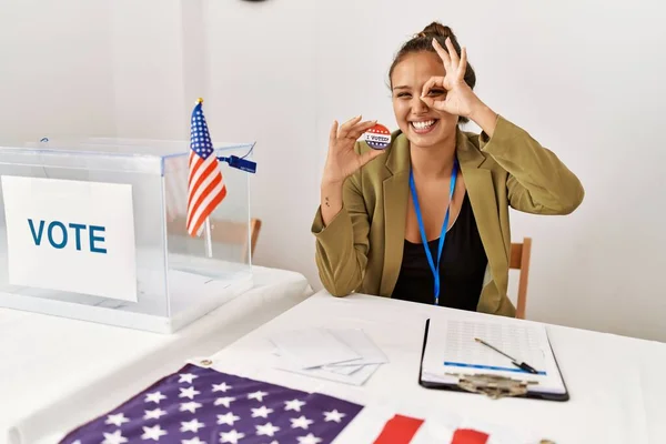 投票によって政治運動で美しいヒスパニック系の女性笑顔幸せな行いますOk Signとともに手で目を通して見て指 — ストック写真