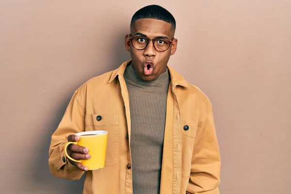 Joven Hombre Negro Con Gafas Bebiendo Una Taza Café Asustado — Foto de Stock