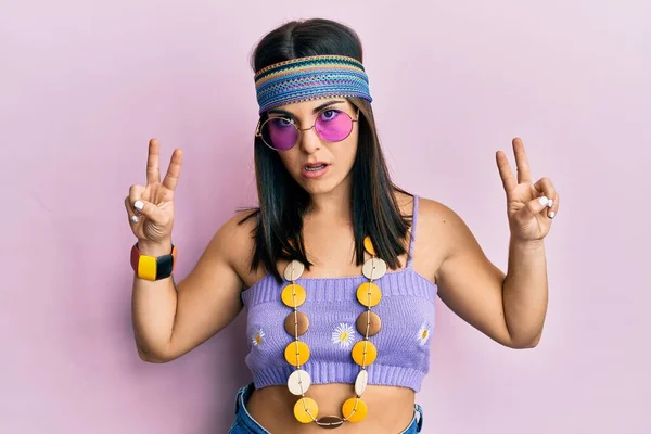 Joven Morena Vestida Con Estilo Bohemio Hippie Haciendo Símbolo Paz — Foto de Stock