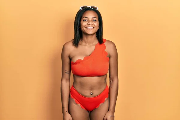 Yüzünde Mutlu Havalı Bir Gülümseme Olan Bikini Giyen Afro Amerikalı — Stok fotoğraf