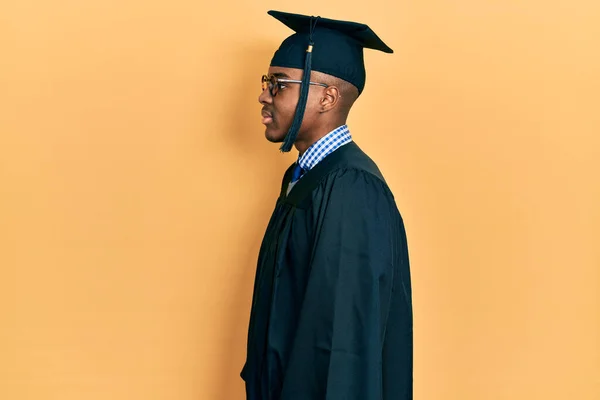 Junger Afrikanisch Amerikanischer Mann Trägt Abschlussmütze Und Zeremonienmantel Zur Seite — Stockfoto