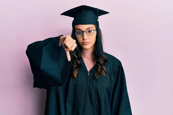 Giovane Donna Ispanica Indossa Berretto Laurea Abito Cerimonia Cercando Infelice — Foto Stock