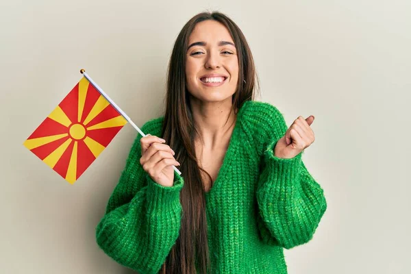 Jong Spaans Meisje Met Macedonische Vlag Schreeuwend Trots Vierend Overwinning — Stockfoto