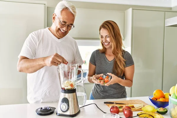 Pareja Hispana Mediana Edad Sonriendo Feliz Batido Cocina Cocina —  Fotos de Stock