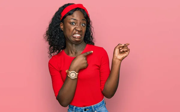 Bela Jovem Africana Vestindo Roupas Casuais Apontando Para Lado Preocupado — Fotografia de Stock