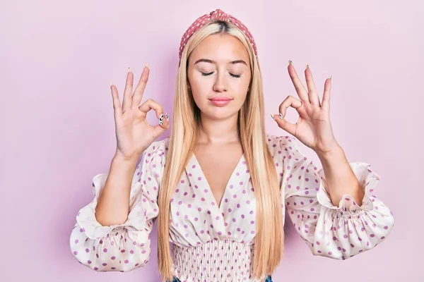 Menina Loira Jovem Vestindo Roupas Casuais Relaxar Sorrir Com Olhos — Fotografia de Stock