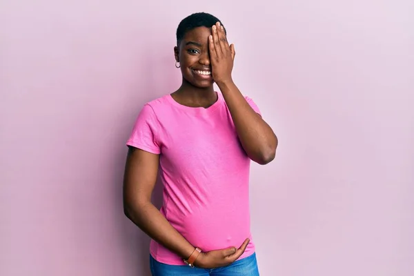 Mujer Afroamericana Joven Esperando Bebé Tocando Vientre Embarazada Cubriendo Ojo — Foto de Stock