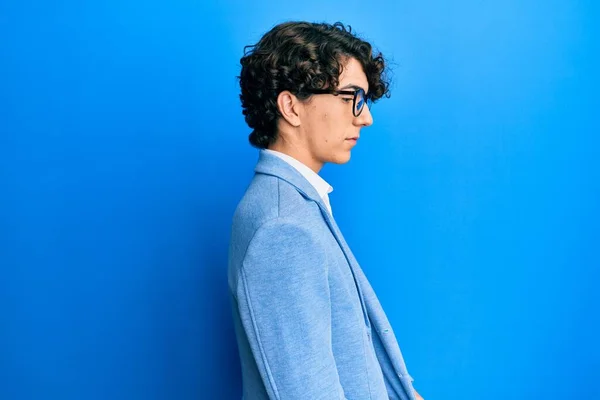 Joven Hispano Con Chaqueta Negocios Gafas Mirando Costado Pose Perfil — Foto de Stock