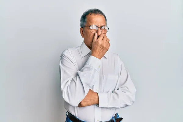 Medelålders Indian Vardagskläder Och Glasögon Som Luktar Något Stinkande Och — Stockfoto