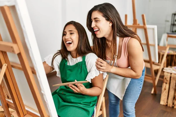 Estudiante Profesor Sonriendo Feliz Pintura Escuela Arte — Foto de Stock