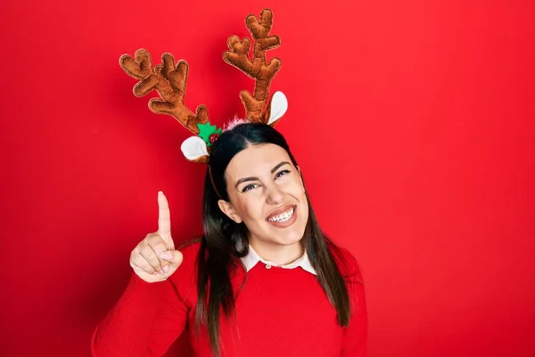 Şirin Noel Geyiği Boynuzları Takan Genç Spanyol Kadın Başarılı Bir — Stok fotoğraf