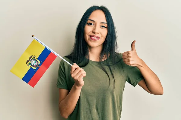 Mladá Hispánka Drží Ecuador Vlajku Úsměvem Šťastný Pozitivní Palec Nahoru — Stock fotografie