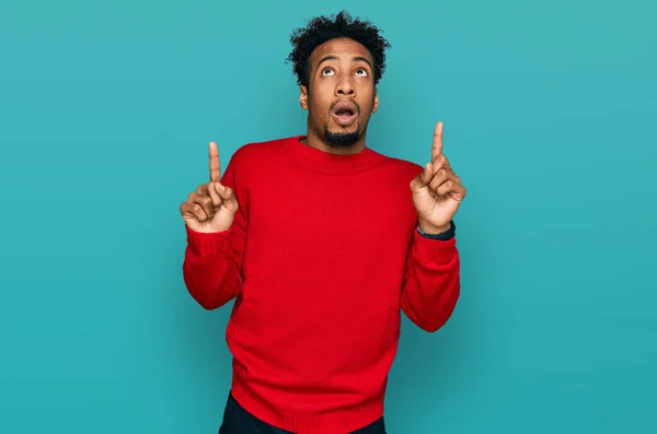 Young African American Man Beard Wearing Casual Winter Sweater Amazed — Stock Photo, Image