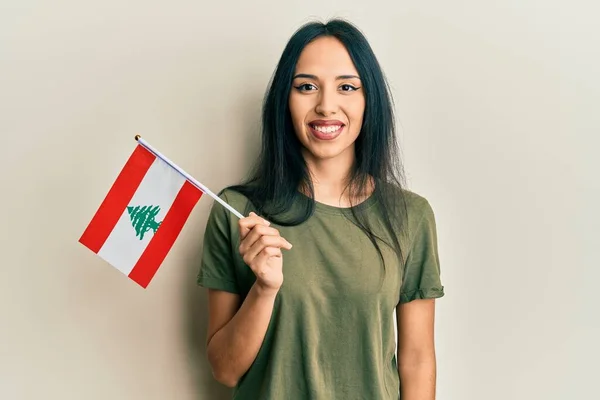 Menina Hispânica Jovem Segurando Bandeira Lebanon Olhando Positivo Feliz Sorrindo — Fotografia de Stock