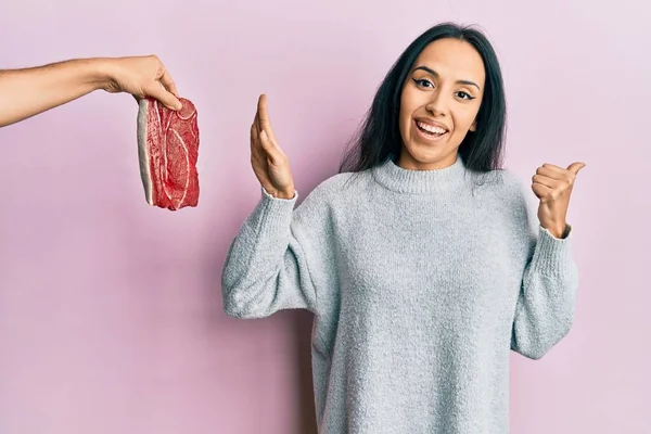 Ung Latinamerikansk Flicka Diet Avvisa Nötkött Pekar Tummen Upp Till — Stockfoto