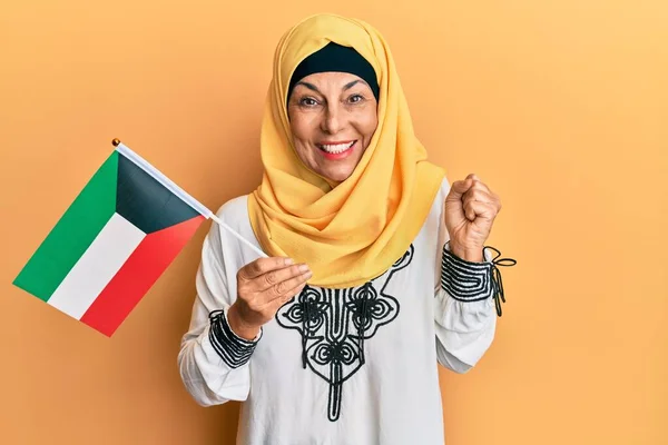 Middle Age Hispanic Woman Wearing Hijab Holding Kuwait Flag Screaming — Stock Photo, Image