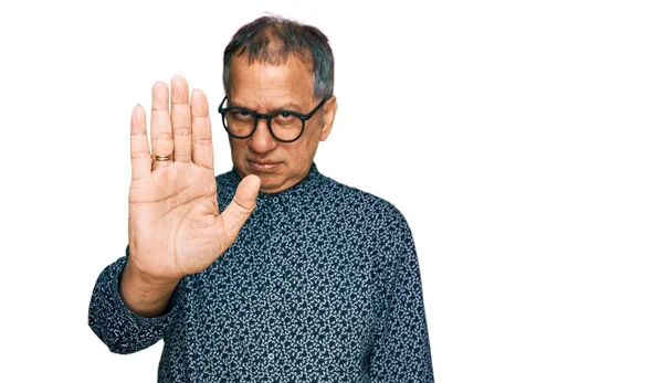 Medelålders Indian Man Bär Casual Kläder Och Glasögon Gör Sluta — Stockfoto