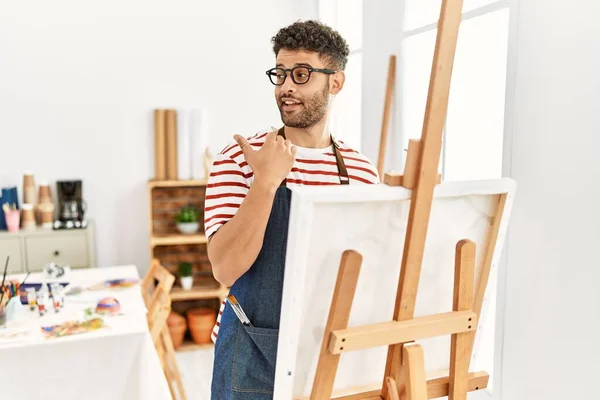Hombre Joven Árabe Estudio Arte Sonriendo Con Cara Feliz Mirando — Foto de Stock