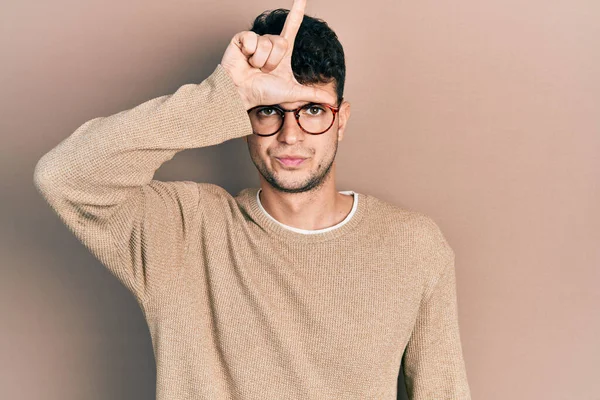 Gündelik Kıyafetler Gözlük Takan Genç Spanyol Adam Alnında Parmakları Olan — Stok fotoğraf