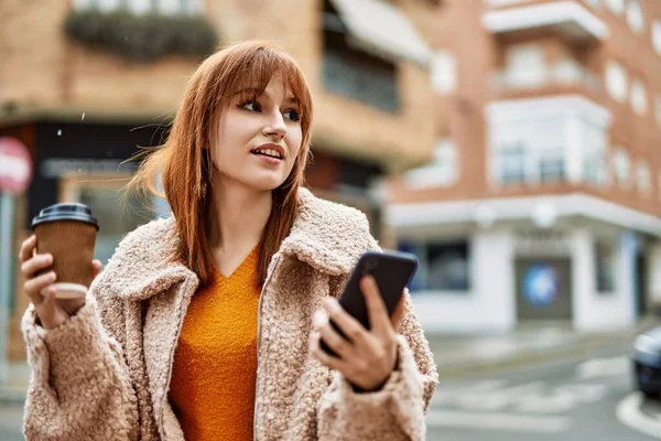 Jeune Fille Rousse Souriant Utilisant Smartphone Boire Café Ville — Photo