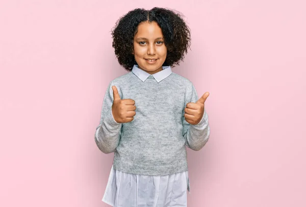 Ung Liten Flicka Med Afro Hår Bär Casual Kläder Framgång — Stockfoto