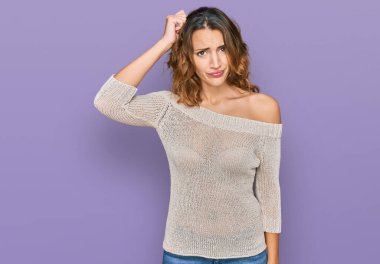 Gündelik giysiler giyen güzel beyaz kadın soru sorup kafasını karıştırıyor. Şüpheyle kararsız, kafa kafaya düşünerek. Düşünceli kavram. 