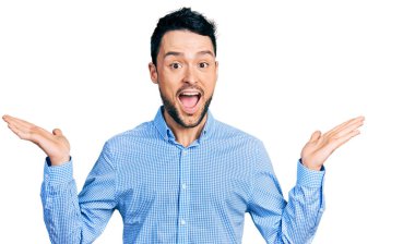 Sıradan iş gömleği giyen İspanyol bir adam çılgın kutlamalar yapıyor ve kolları açık, gözleri açık heyecanla haykırıyor. Kazanan konsept 