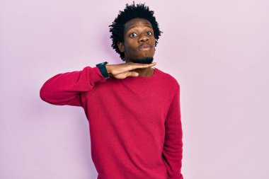 Genç Afro-Amerikalı sıradan kıyafetler giymiş, boğazını bıçak niyetine kesen, saldırganlığı şiddetle tehdit eden bir adam. 