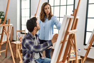 Resim öğretmeni sanat okulunda öğrenciye öğretiyor..