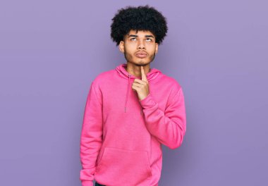 Afro saçlı, sıradan pembe kazak giyen genç Afro-Amerikalı adam şüpheye odaklanmıştı. 