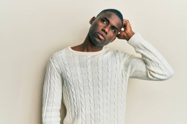 Gündelik giysiler giyen genç Afro-Amerikalı adam soru sorup kafasını karıştırıyor. Şüpheyle kararsız, kafa kafaya düşünerek. Düşünceli kavram. 