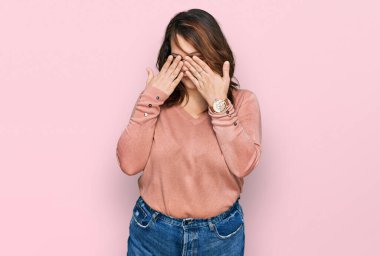 Gündelik kıyafetler giyen, gözlüklü, yorgunluk ve baş ağrısı için gözlerini ovuşturan, uykulu ve yorgun bir kadın. görme sorunu 