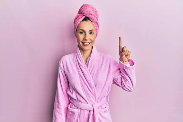 샤워기 모자를 목욕하는 자신감 행복하게 웃으면서 손가락 고개를 있습니다 — 스톡 사진