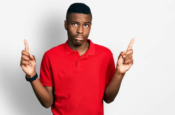 Jovem Afro Americano Vestindo Camiseta Vermelha Casual Apontando Para Cima — Fotografia de Stock