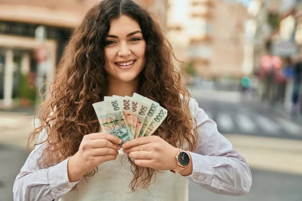 Junge Hispanische Frau Lächelt Glücklich Und Hält Tschechische Kronen Der — Stockfoto