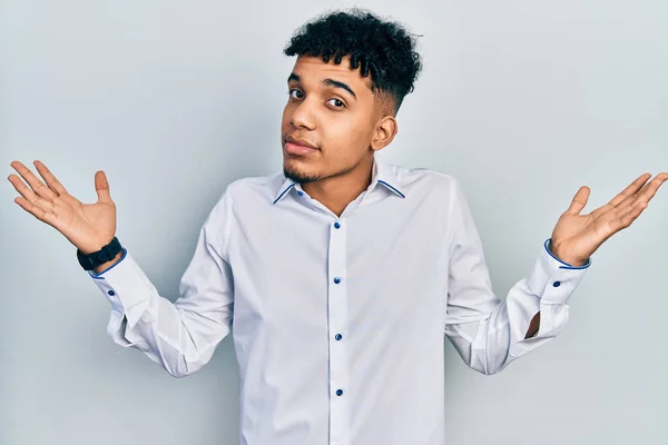 Jovem Afro Americano Vestindo Camisa Negócios Sem Noção Confundido Com — Fotografia de Stock