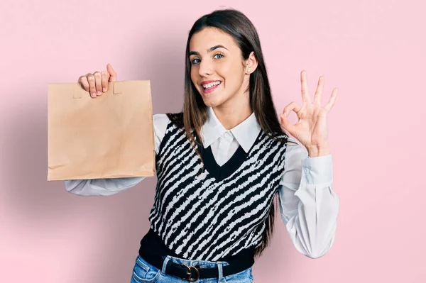 Ung Brunett Tonåring Håller Bort Papperspåse Gör Tecken Med Fingrar — Stockfoto