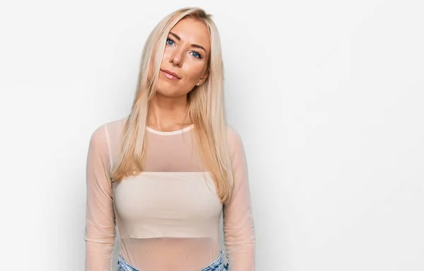 Ung Blond Kvinna Bär Casual Kläder Avslappnad Med Allvarliga Ansiktsuttryck — Stockfoto